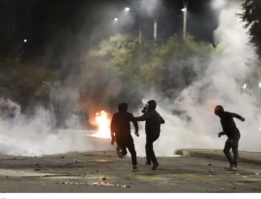 Πεδίο μάχης έγινε το ΑΠΘ: Οδοφράγματα, φωτιές και οδομαχίες με τα ΜΑΤ